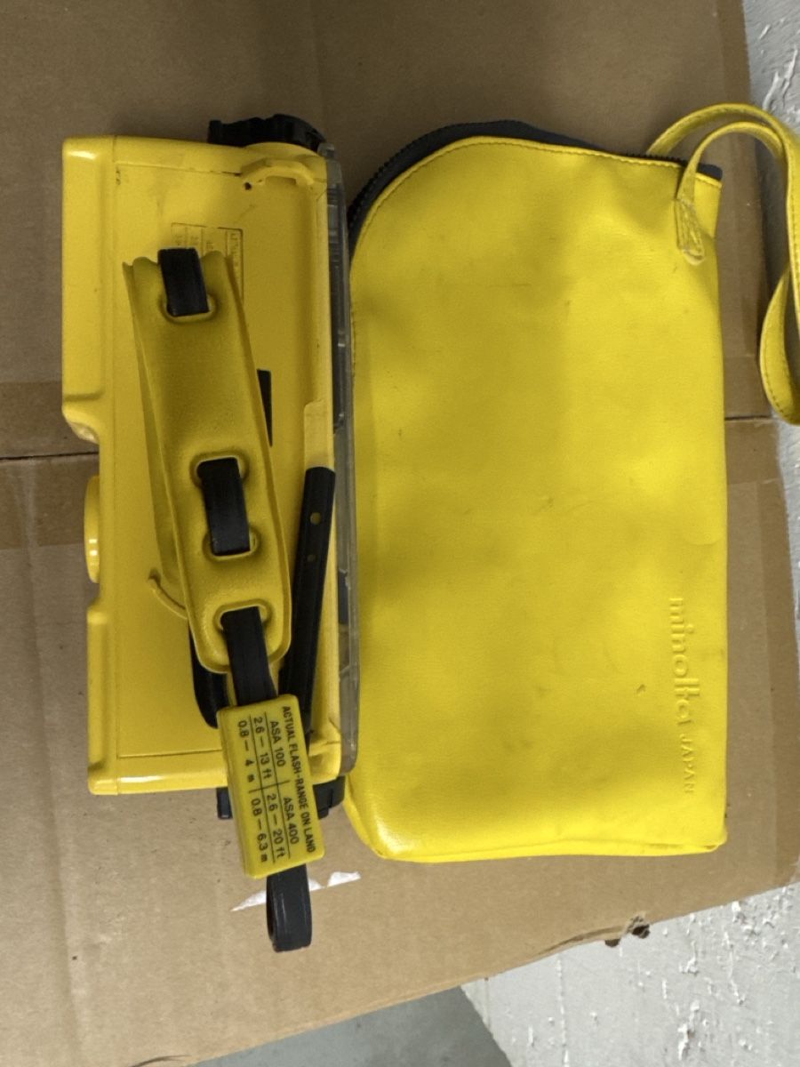 Minolta Kamera: Minolta Weathermatic A yellow camera with pouch – Gebraucht aus Riehen von M.S.DVD 7