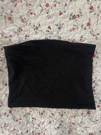 Schwarzes Tube-Top von Stradivarius