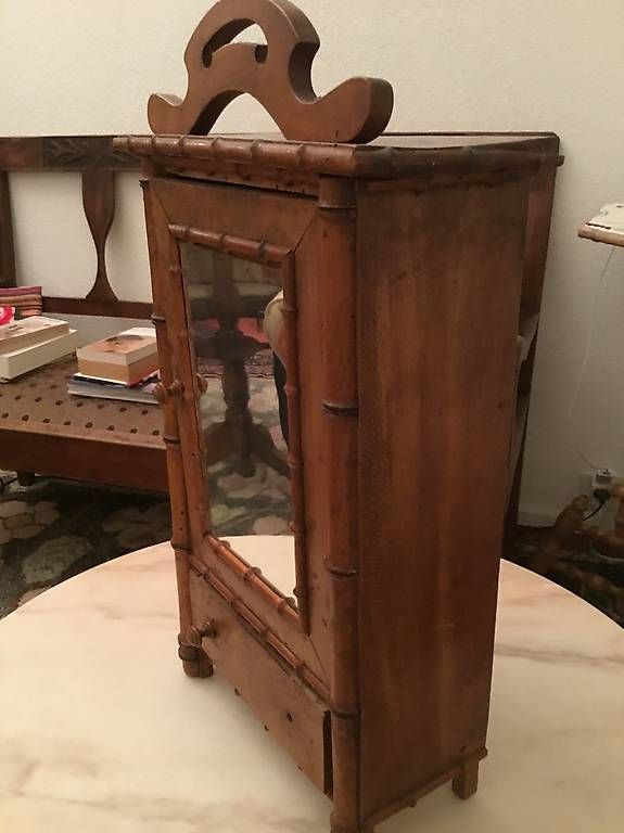 ncienne rmoire frnçise en noyer biseuté vec miroir, vers 1900 sur