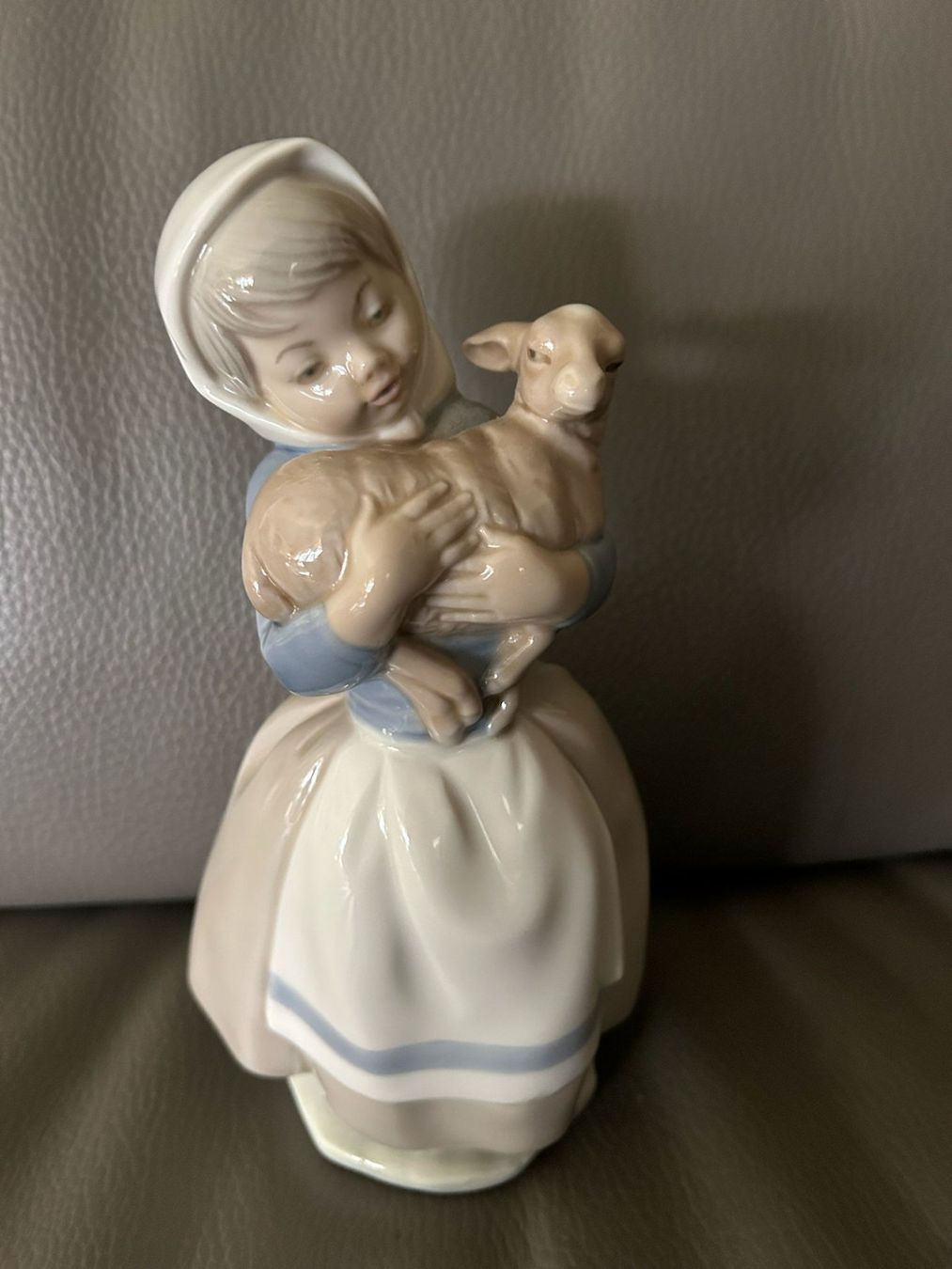 Lladro Statuette: Statua Lladro "bimba con pecorella" – Usato da Melano venduto da H-Sara