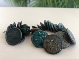 Militärknöpfe Metall und Plastik !