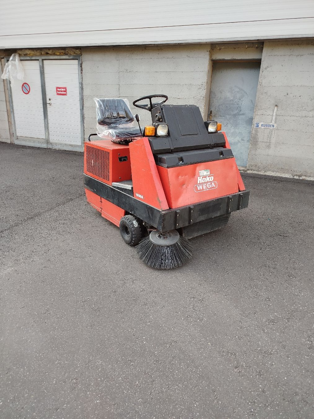 Hako Tutte le macchine: Wischmaschine Hako Jonas 1100 – Usato da Weier im Emmental venduto da Teedu 1