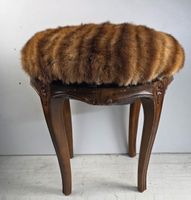 Antiker Hocker / Sitzhocker mit Pelzbezug – wohl Art Déco