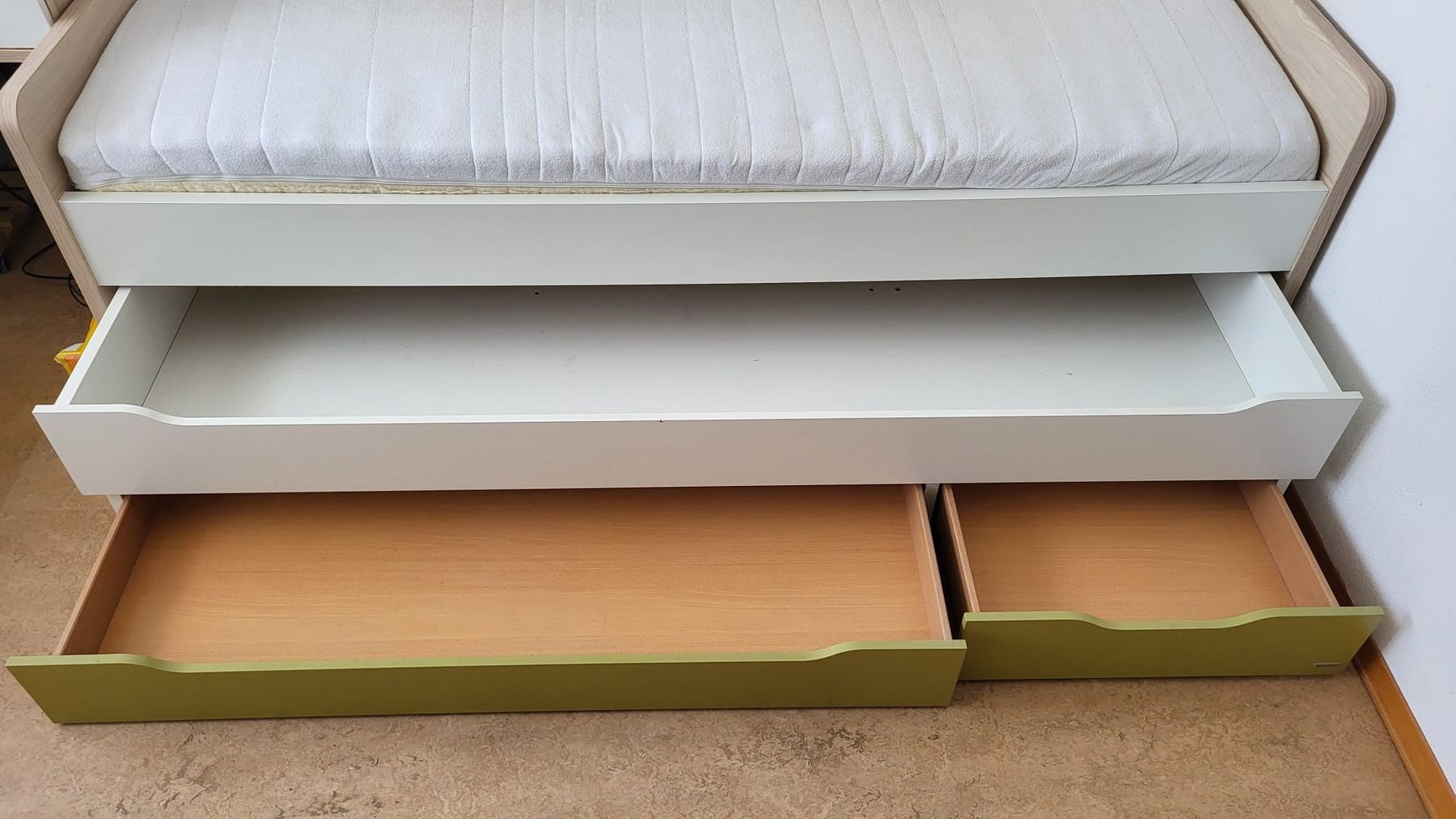 Betten: Schönes Jugendbett mit Schubladen + Matratze – Gebraucht aus Wädenswil von macik 1
