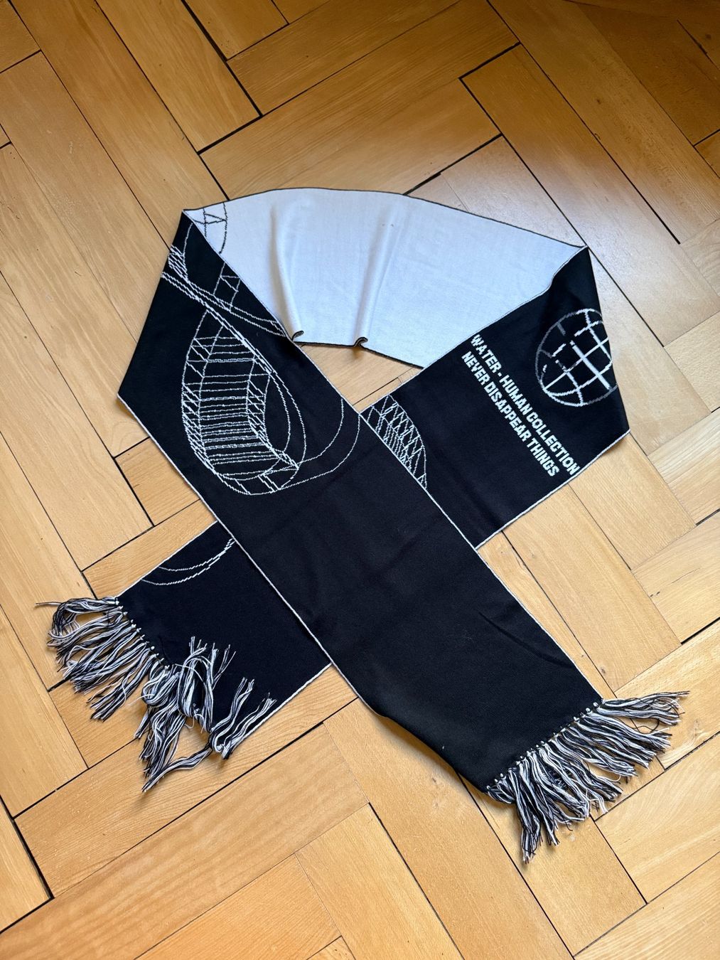 Foulard & Sciarpe: Schal schwarz-weiss mit Motiven – Usato da Zürich venduto da Diazaio