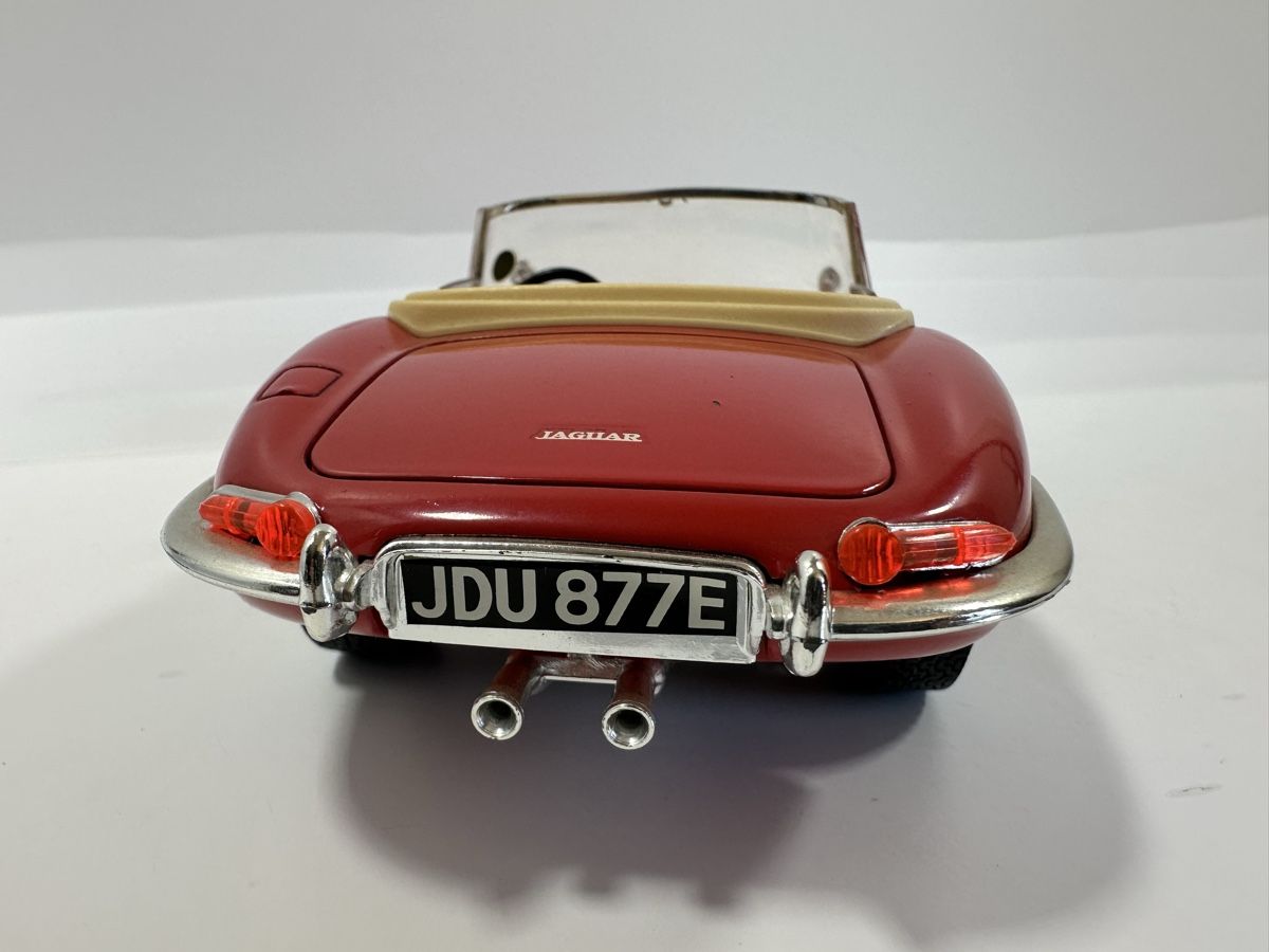 Bburago Voitures modèles: 1961 Jaguar E Type 1:18, rot, BBURAGO  – D'occasion à Zofingen par rf9_x2xt 4