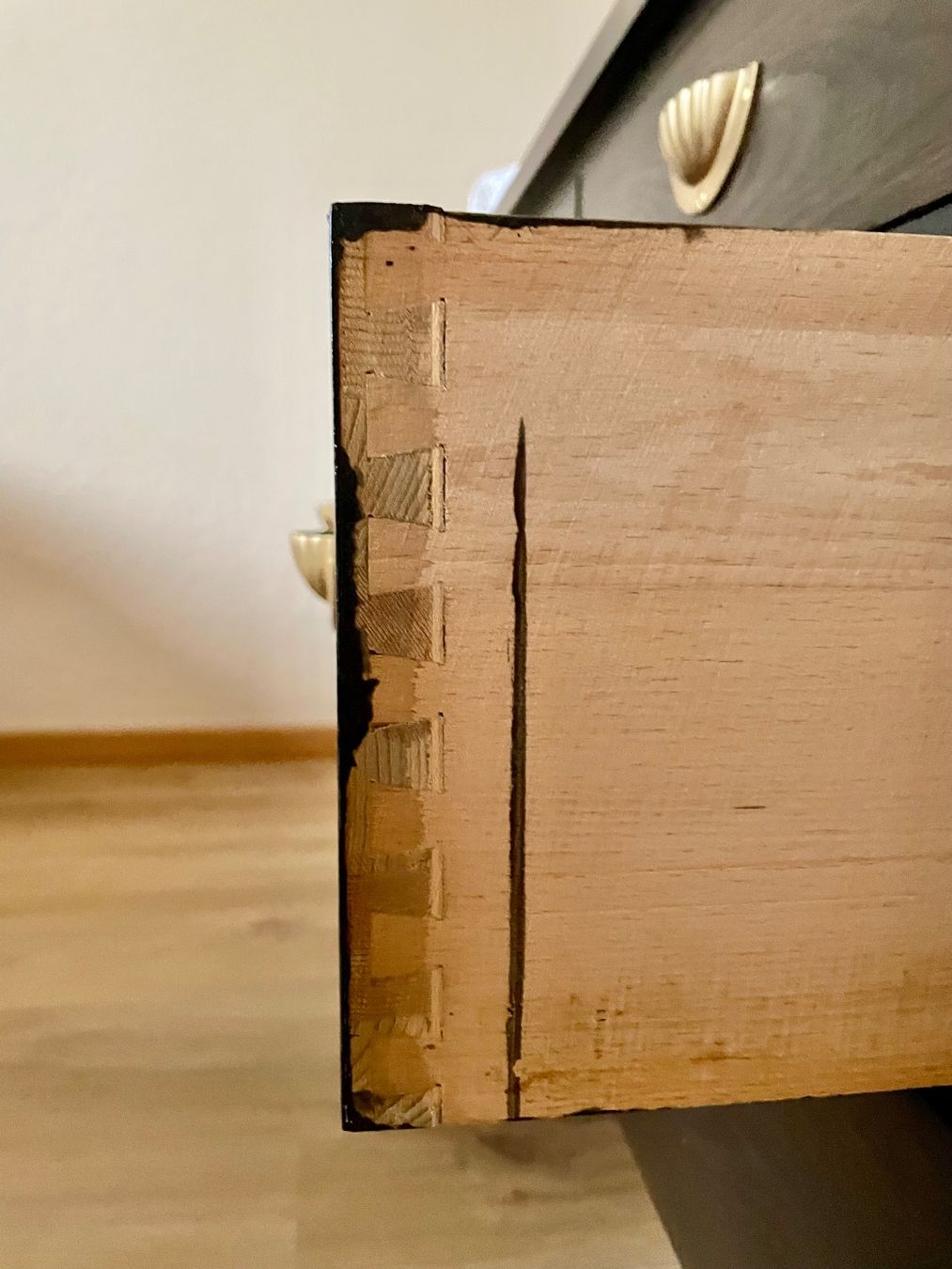 Cassettiere: Dunkle Holz-Kommode mit goldenen Griffen – Usato da Olten venduto da woofbee 5