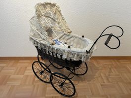 Dekorativer Puppenwagen ohne Puppe