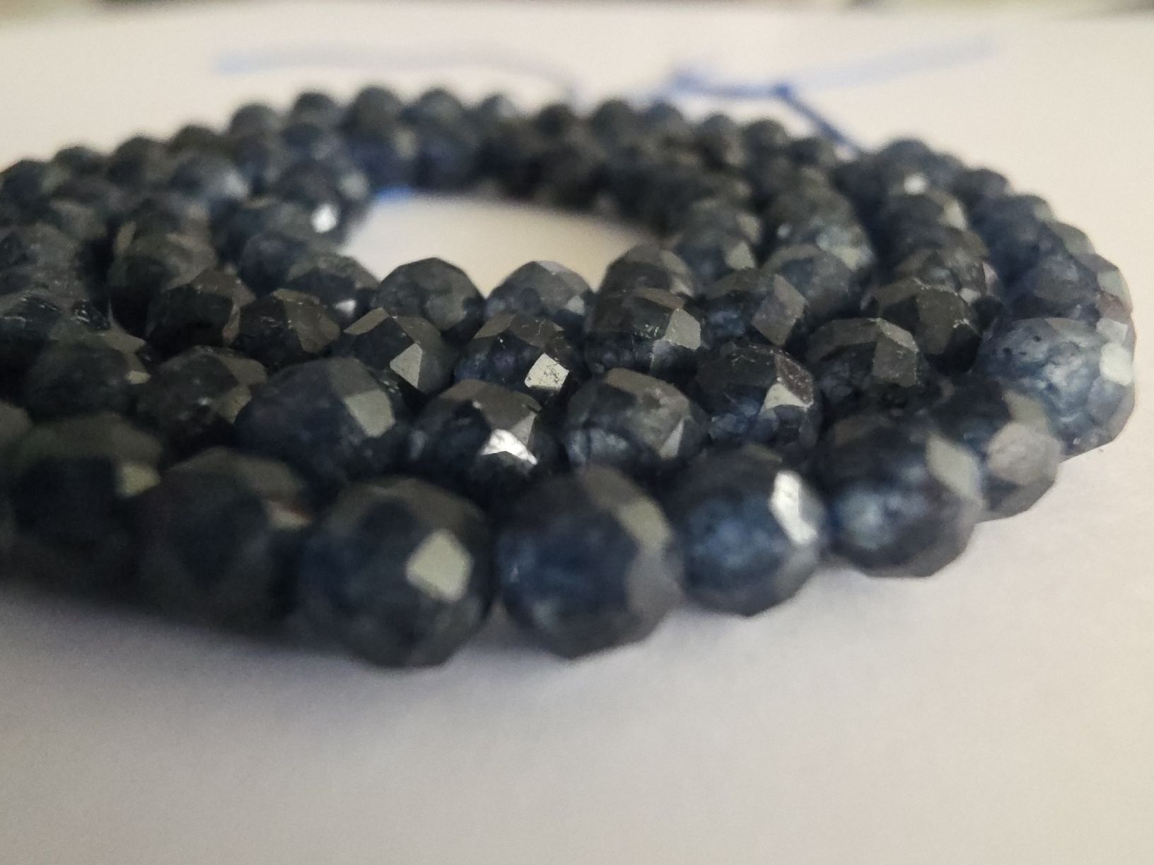 Minerali & Pietre curative: Saphir facettiert ca. 4mm. Strang – Nuovo e nell'imballaggio originale da Menziken venduto da Mirager
