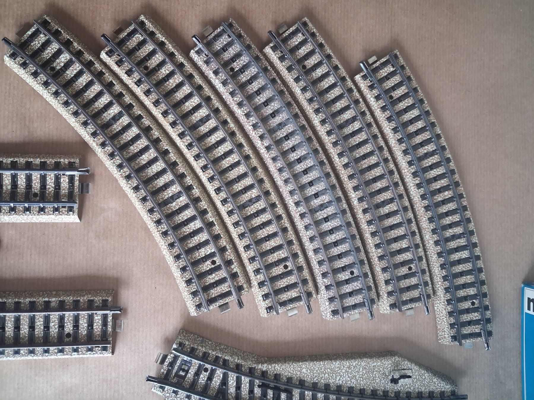 Märklin Modellini di ferrovie: Märklin M Gleise + Weichen L&R. Gem. Bildern – Usato da Hagendorn venduto da siwasi3 2