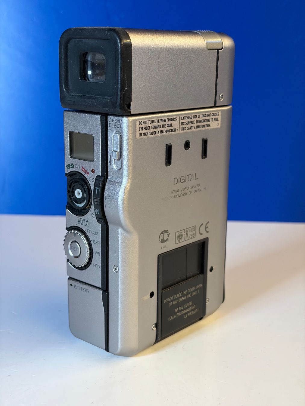 JVC Videocamere: JVC GR-DV1, 1996 – Usato da Chur venduto da irog2021 1