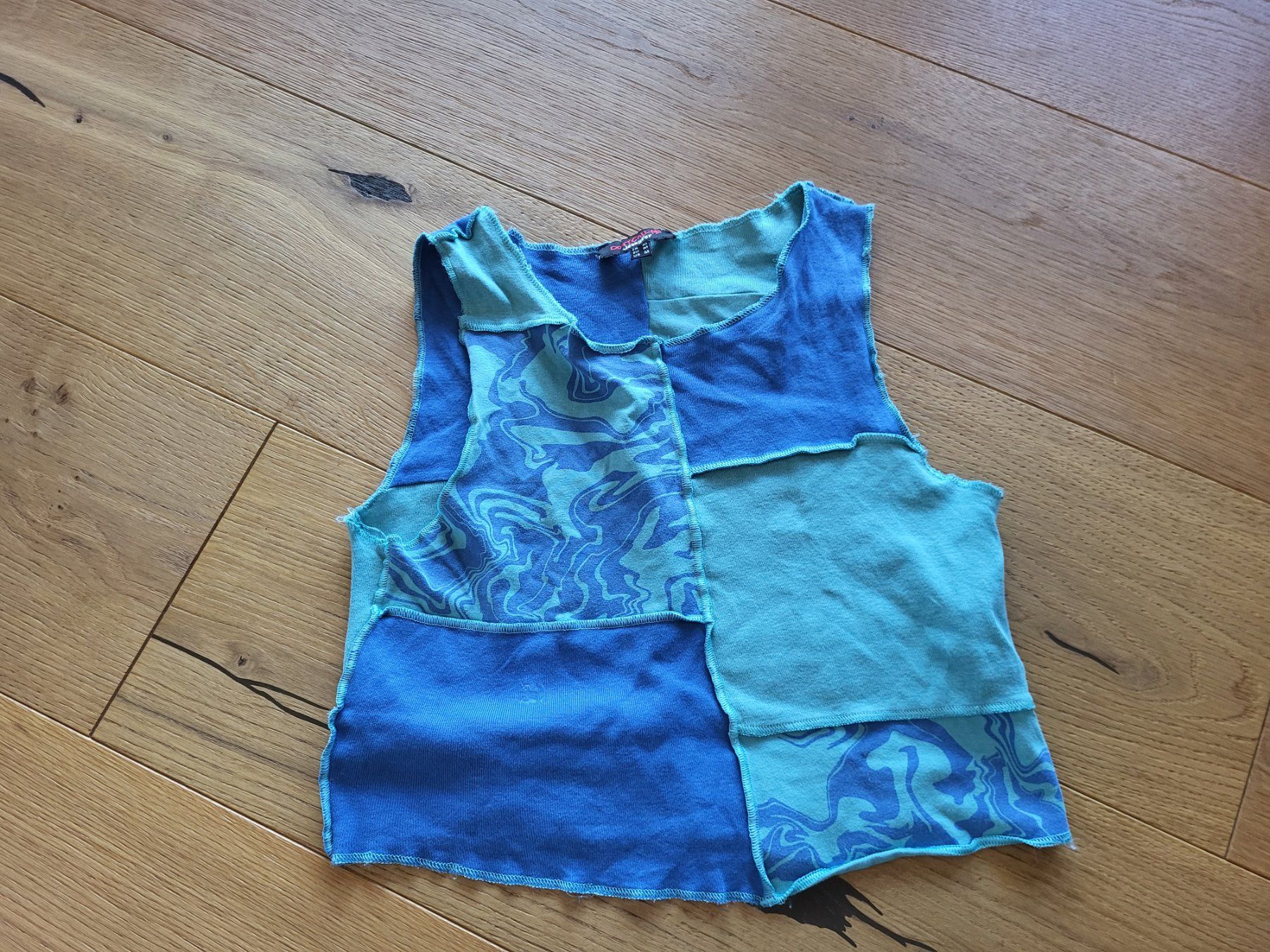 Camicette, T-shirt & Top: Top Jennyfer patchwork bleu, taille M - Look unique! – Usato da Courroux venduto da Belleange