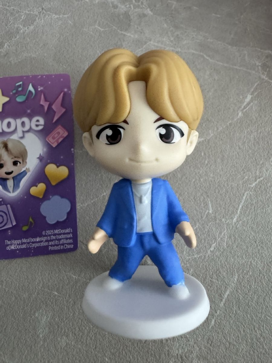 Mc Donald's Figurines: 🔥 BTS x McDonalds J-Hope - NEU & Originalverpackt – Neuf avec emballage d'origine à Sins par sum_lv6d 4