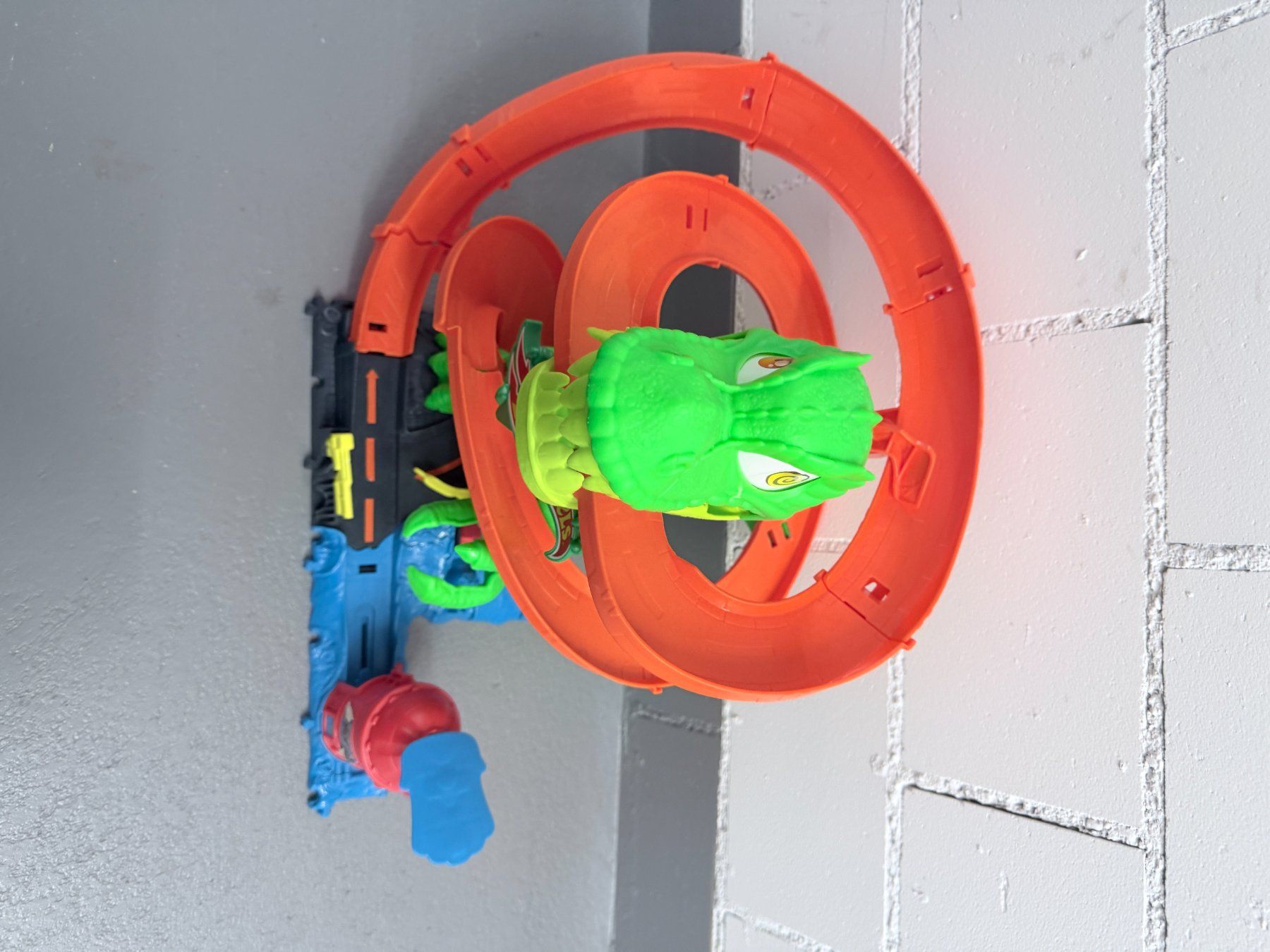 Hot Wheels Rennbahnen: Hot Wheels City T‑Rex Chomp Down Set – Gebraucht aus Oftringen von din_8wdc