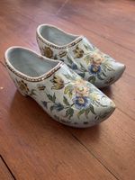 Schöne antike Deko Keramik Schuhe mit Signatur