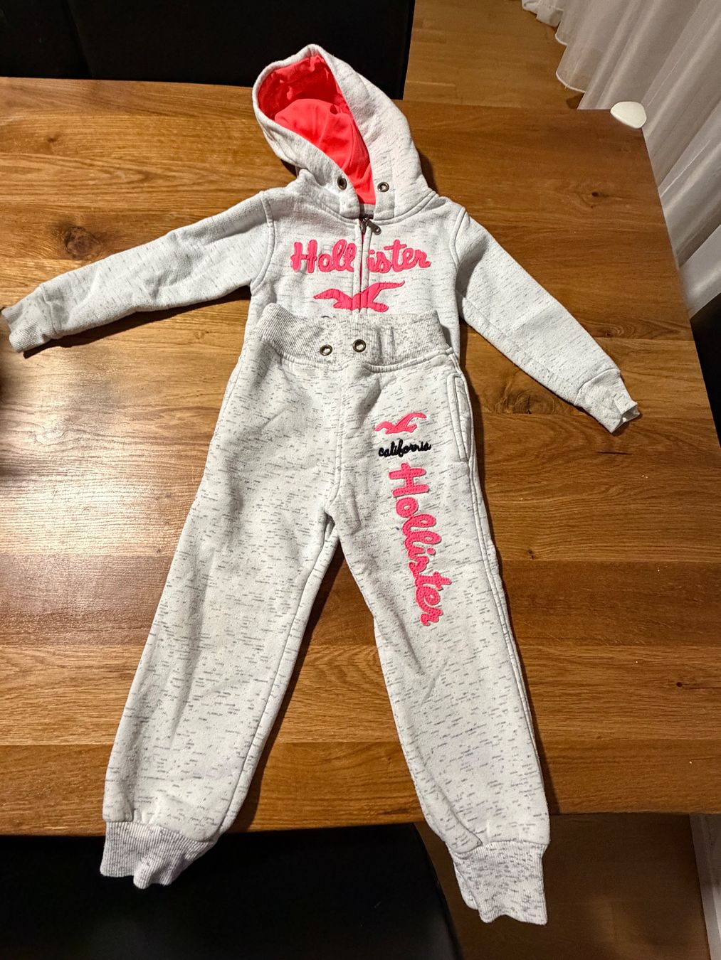 Completi: Hollister Trainer Gr.92/98 – Usato da Bad Zurzach venduto da simba1995