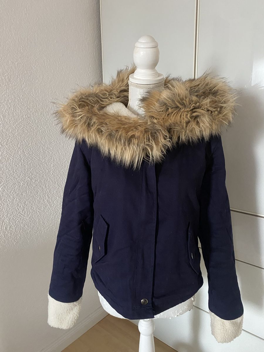 Jacken: Jacke mit Kunstfellkapuze – Neu (gemäss Beschreibung) aus Haag (Rheintal) von 2026Top