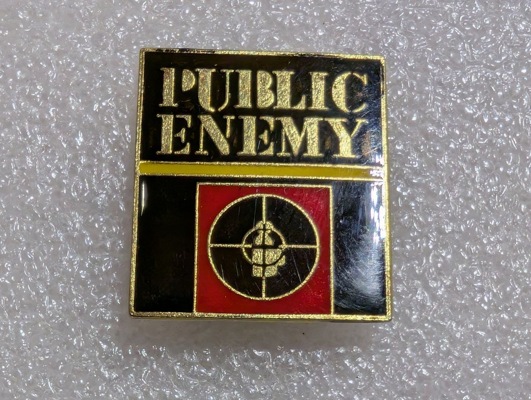 Placchette & Badge: Ansteckpin 252: Public Enemy – Usato da Oppligen venduto da Pin-Fall-Shop
