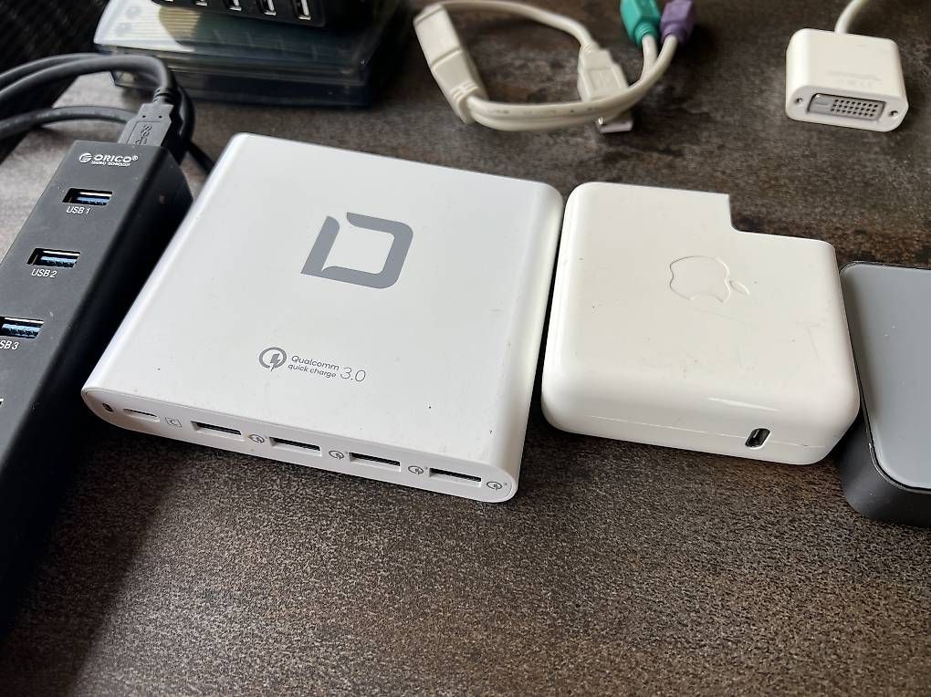 Caricabatterie: Diverse Computer Gadgets, Kabel, Powerbanks, usw. – Usato da Wittenbach venduto da Firmasaga 2