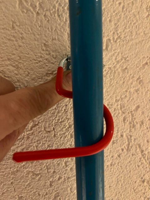 Wandhalterungen: 5 Stk. Besenhalter - Stilhalter - Gerätehalter – Neu (gemäss Beschreibung) aus Altbüron von Februar26 1