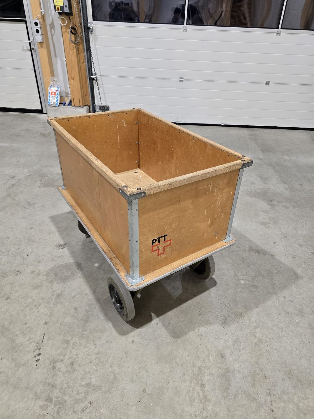 Carrelli di trasporto: Original PTT Rollwagen, robust und praktisch – Usato da Neuenkirch venduto da Saedu 3