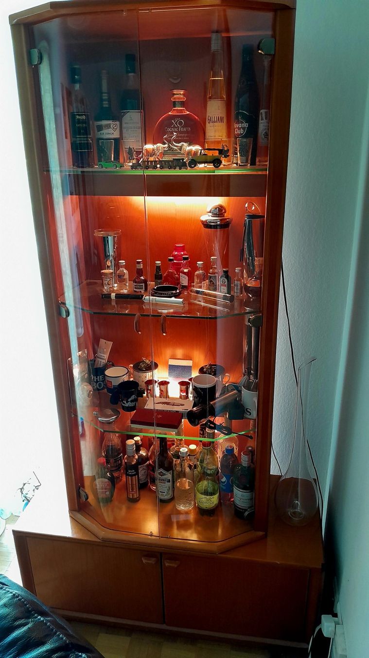 Vitrine mit Beleuchtung, Massivholz & Glas (Gebraucht) in Schwerzenbach für CHF 130 – nur Abholung auf Ricardo kaufen