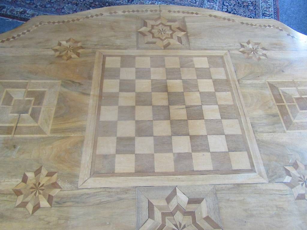 Tische: Schach Tisch Nussbaum oval antik – Gebraucht aus Herzogenbuchsee von Winigo 1