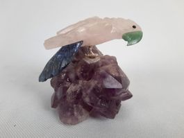 Papagei aus Edelsteinen auf Amethyst, ca. 7 × 7 cm