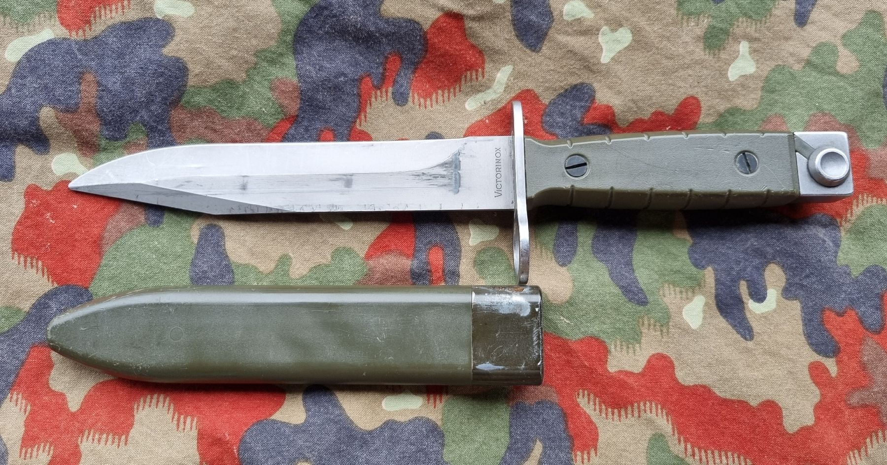 Schweizer Armee Stichwaffen: Bajonett 90er/Victorinox  – Gebraucht aus Burgistein von