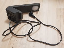 Moderne LED-Wandleuchte mit Kabel und Stecker
