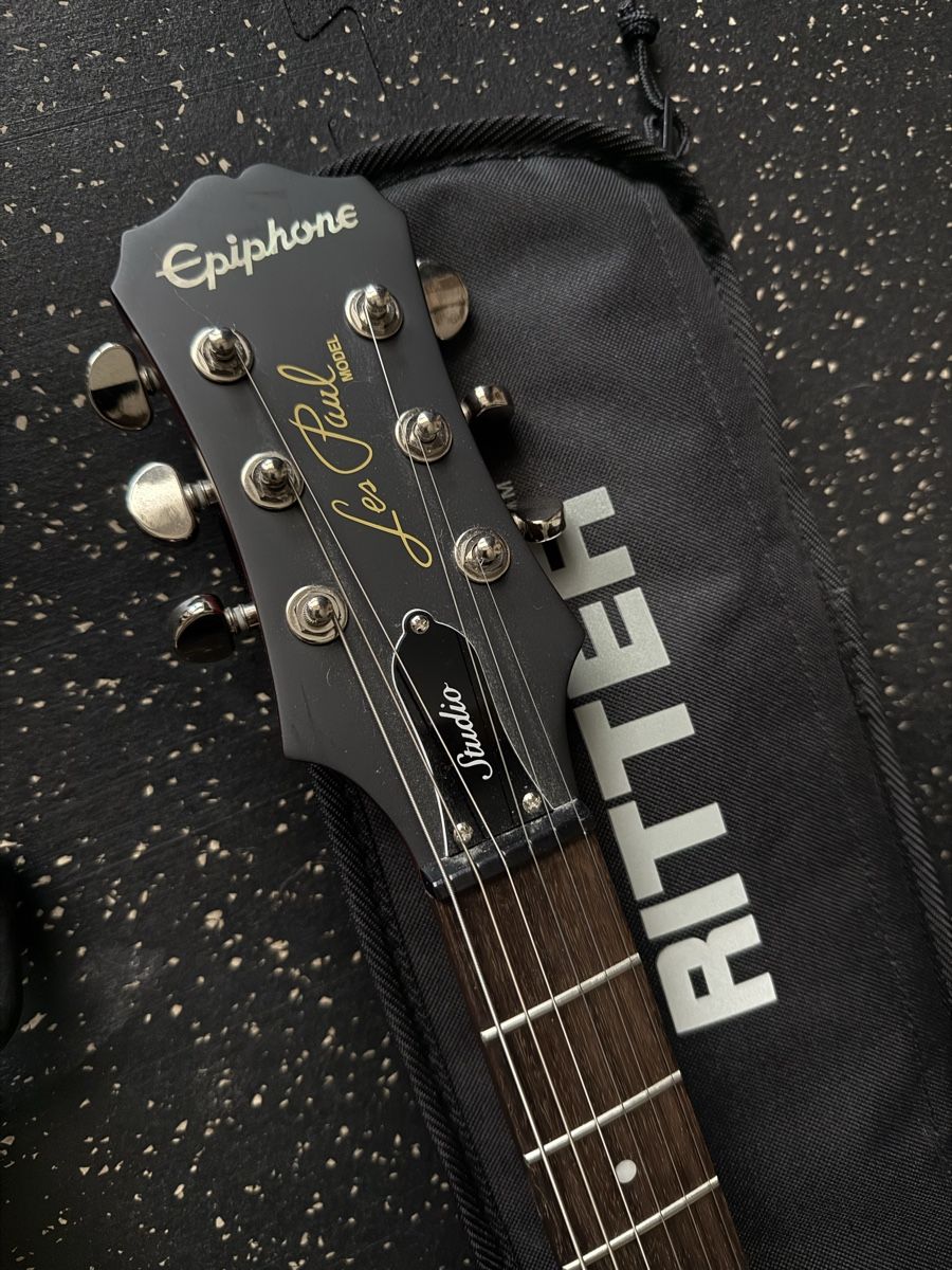 Epiphone Strumenti musicali: Epiphone Les Paul Studio Worn Cherry mit Zubehör  – Usato da Stäfa venduto da Gz_752 2