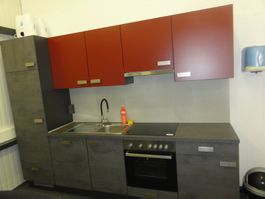 Küche mit Glaskeramikkochfeld und Backofen Grau-Rot