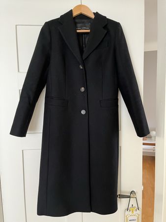 Elegant black coat by Tara Jarmon