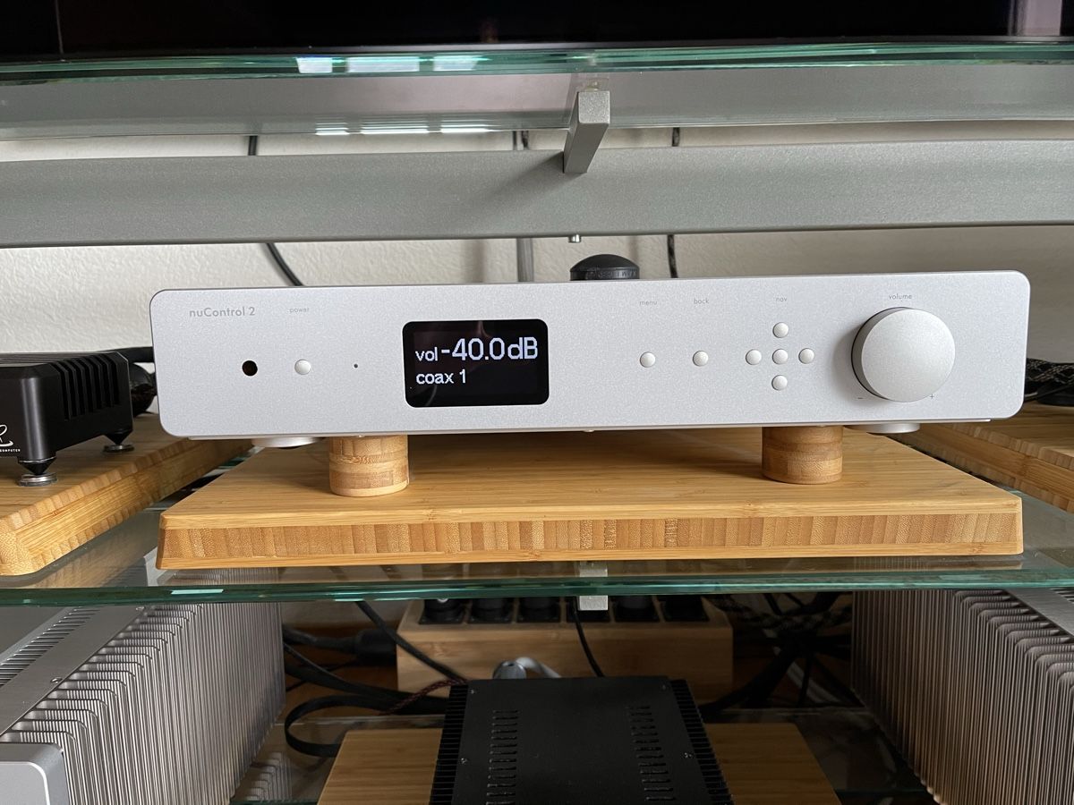 Nubert Amplificateurs: Nubert NuControl 2, Vorverstärker mit DSP – D'occasion à Ennetmoos par Raragon