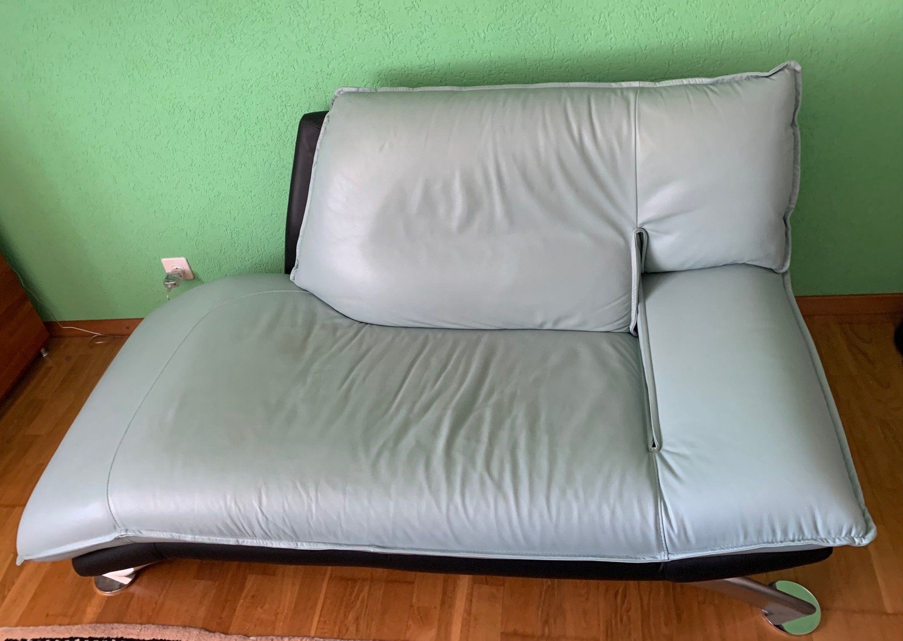 Divani: Chaiselounge Sofa rechtsseitig mit Fusshocker – Usato da Gelterkinden venduto da Troedler04