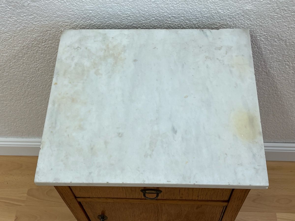 Tables de nuit: Antiker Nachttisch / Schrank mit Marmorplatte, – D'occasion à Horgen par Grizzly83 2