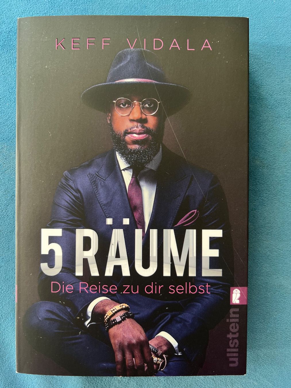 Libri: Buch - 5 Räume, die reise zu dir selbst – Nuovo (secondo la descrizione) da Effretikon venduto da YaMn