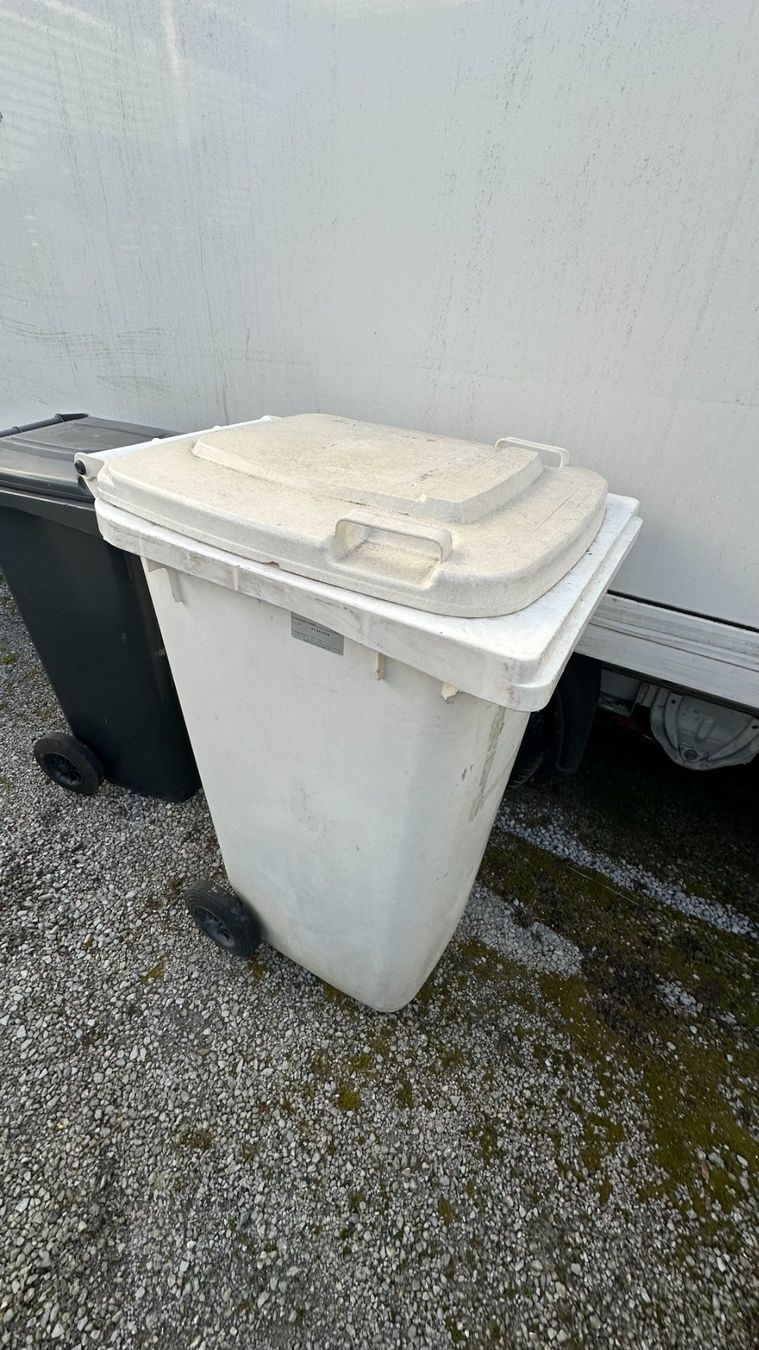 Banconi: Abfallbehälter, Rollcontainer 240 Liter / 110 kg weiss – Usato da Dübendorf venduto da rog_8pqk 1