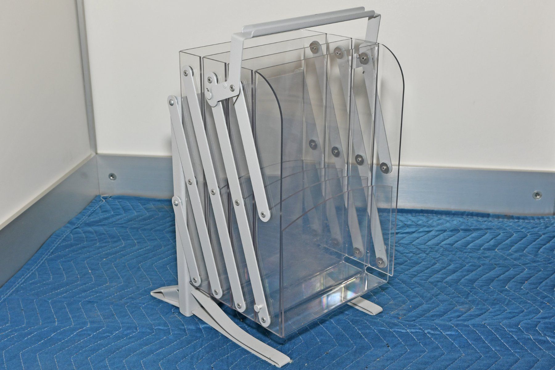 Autres décorations & accessoires: Prospektständer A4 mit Transportbox – D'occasion à Uzwil par mar_j7qp 2