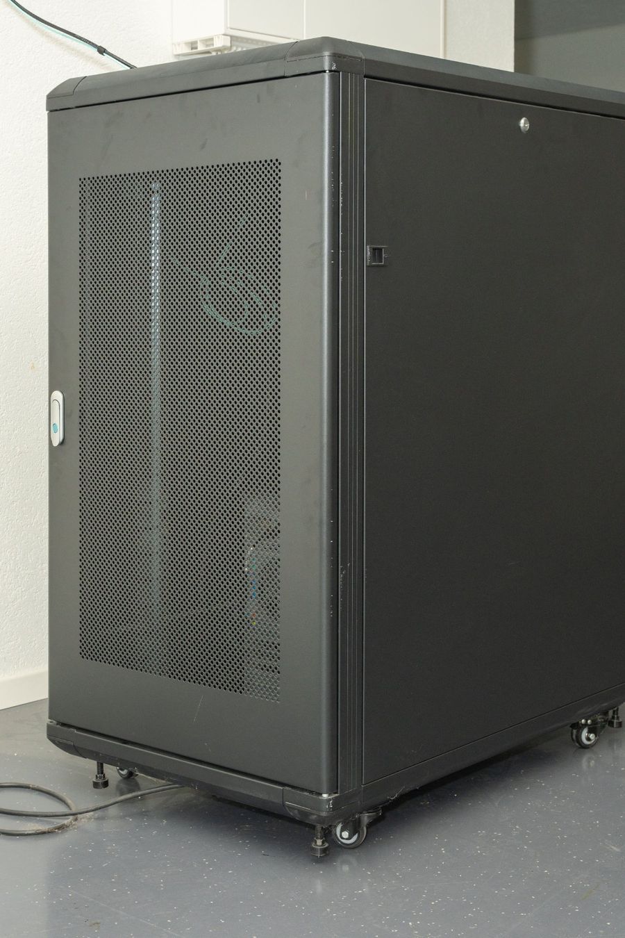 Racks & Cavalletti: StarTech 22U 36" Server Rack Cabinet / Schrank – Usato da Dietlikon venduto da phi_j5l6 2