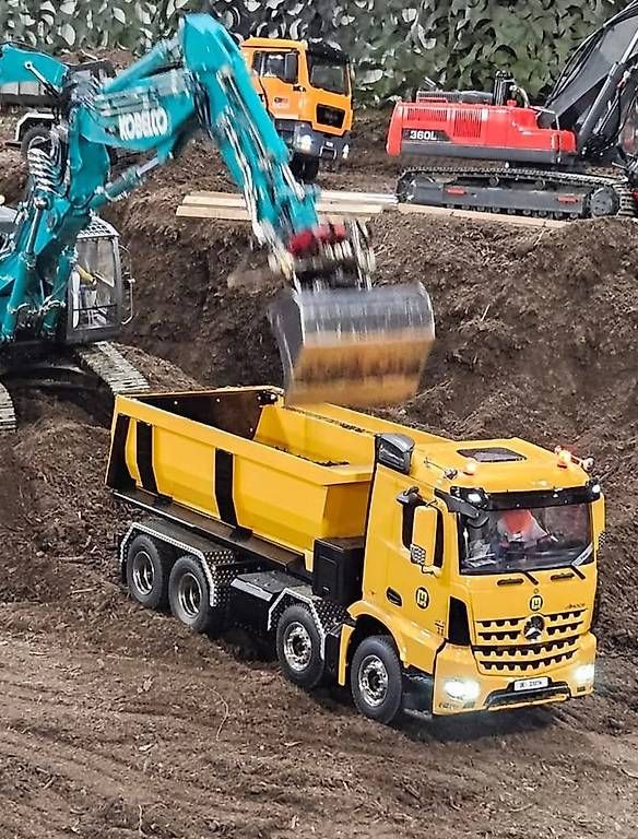 Modellismo RC: 2 RC Trucks mit Fernsteuerung – Usato da Orpund venduto da Tschabi1 4
