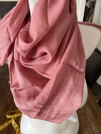 Carré en soie 100% Made in Italy état neuf 