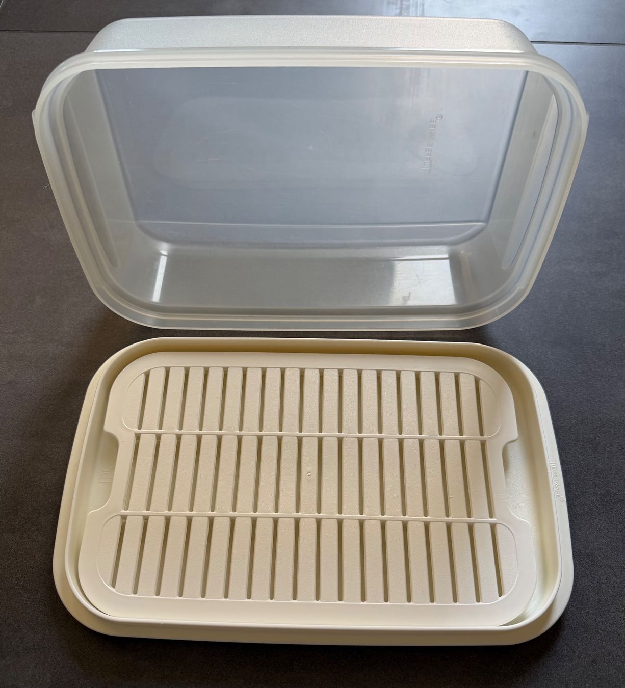Tupperware Behälter & Ähnliches: Tupperware Käsebox 28,5x18,5x9 cm – Gebraucht aus Niederhasli von Erwied 1