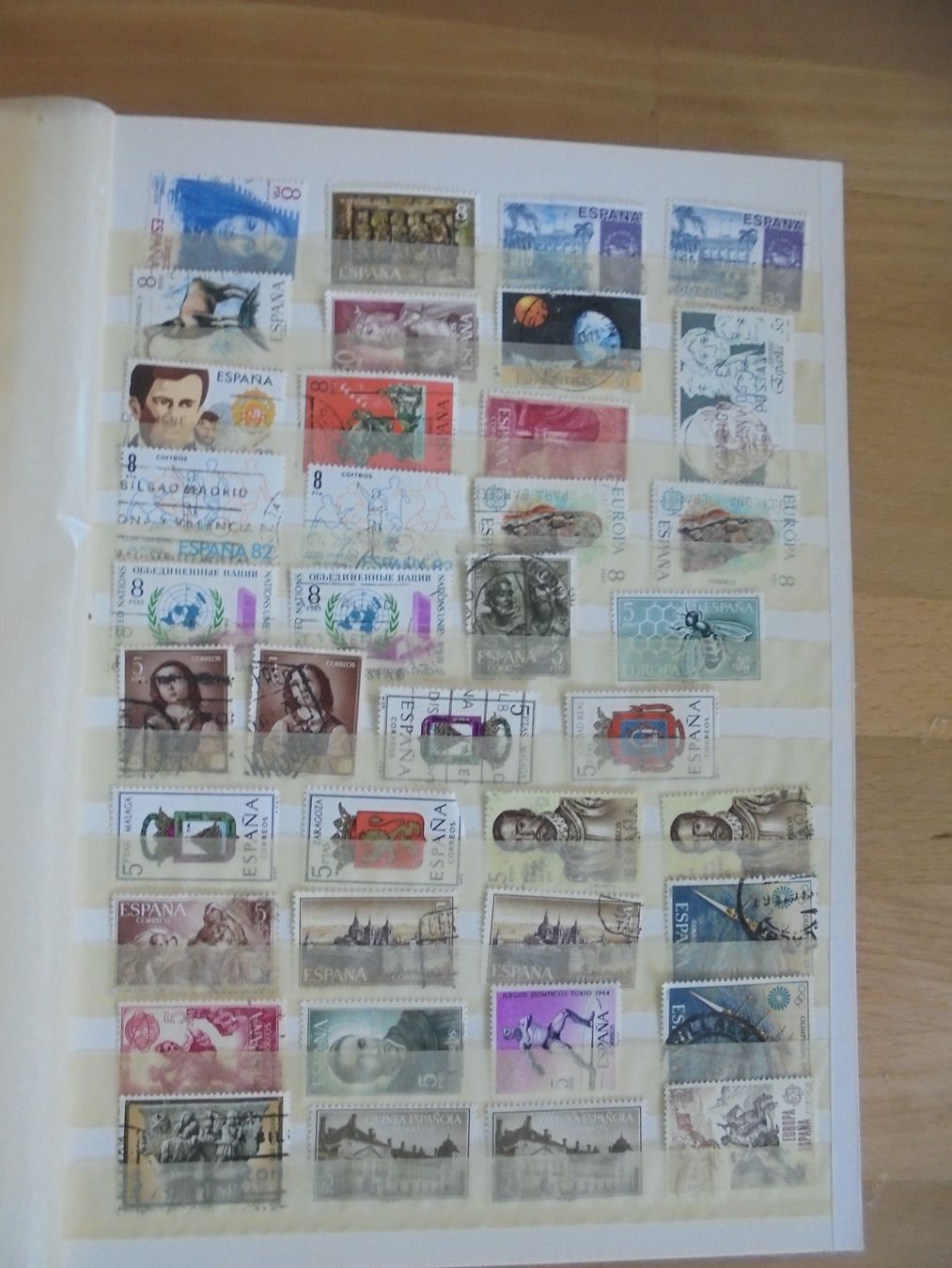 Album: Briefmarkenalbum mit Marken aus diversen Ländern. – Usato da Jona venduto da Glareola 2