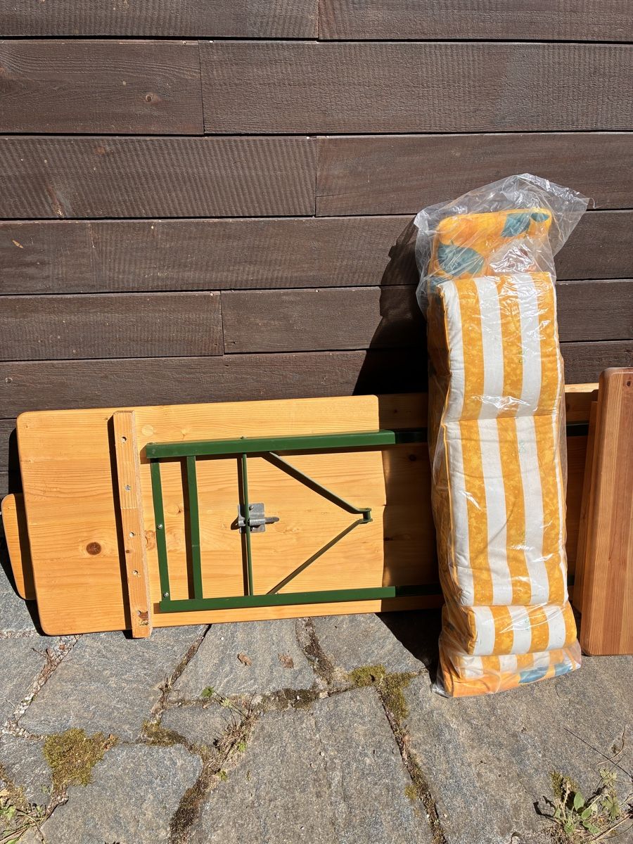 Tischset: Festbankgarnitur – Gebraucht aus Moleson-s-Gruyeres von Mosaikplastik