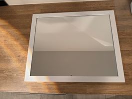 Miroir sur cadre en bois blanc