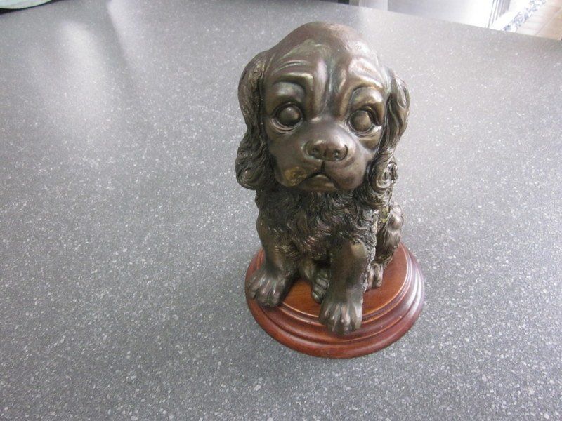 Statuette: Broncefarbiger Cocker Spaniel auf Holzsockel, Höhe 18 cm – Usato da Bischofszell venduto da raika 7