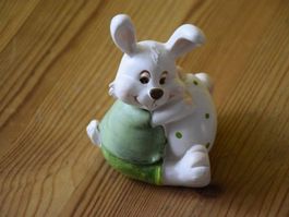 Süsser Hase mit Ei