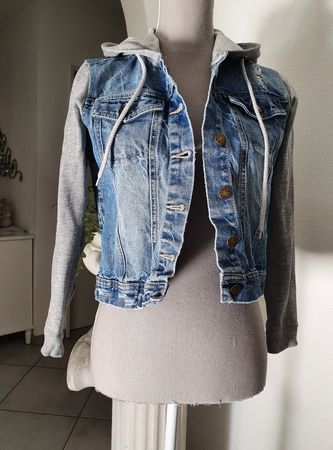 Jeansjacke m. grauen Ärmel und Kaputze Gr XS