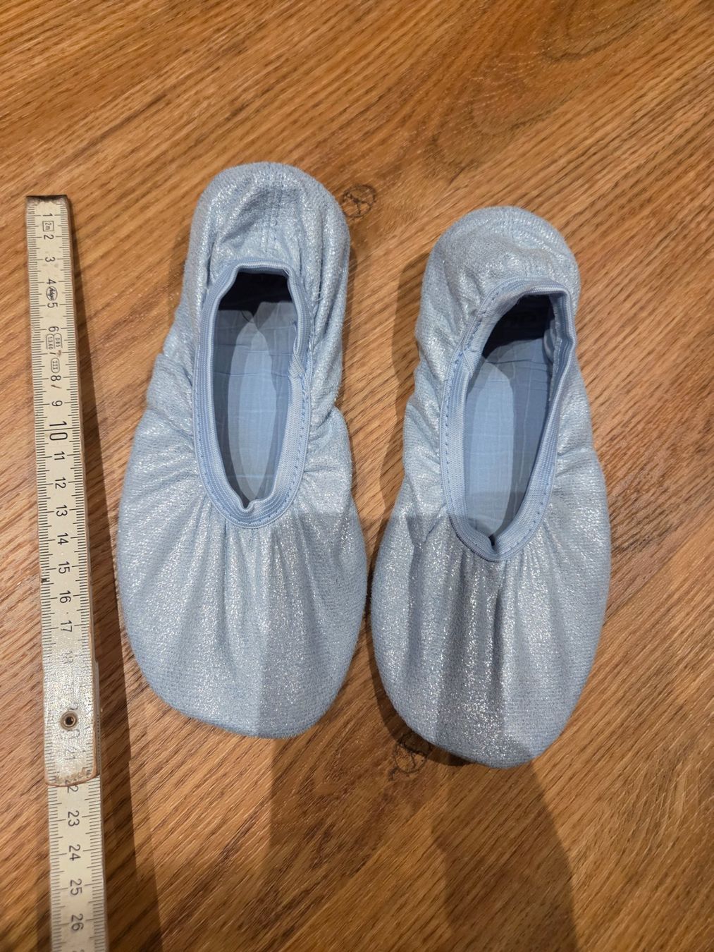 Scarpe per ragazzi: Turnschläppchen Gr. 33/34, hellblau mit Silber/ Glitzer – Nuovo (secondo la descrizione) da Heinrichswil venduto da frankie19860
